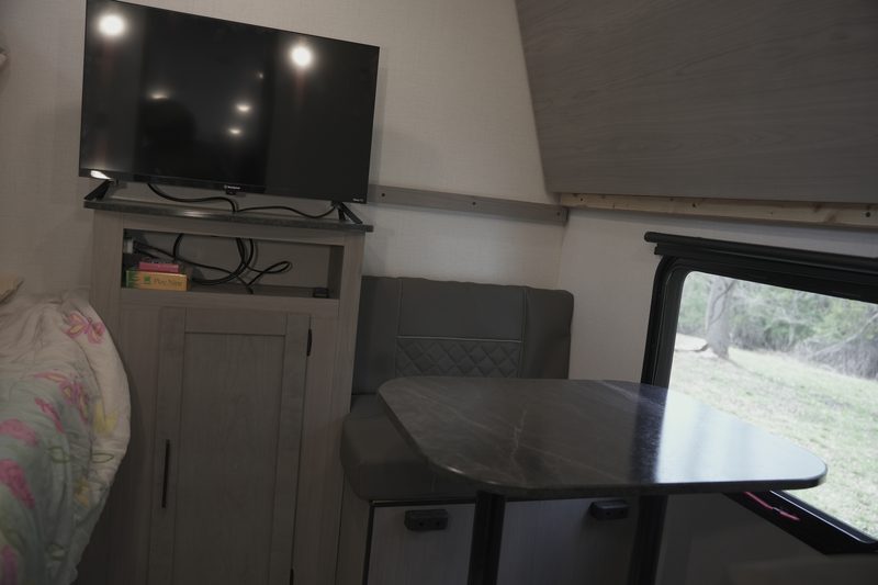 Kodiak SE dinette and TV